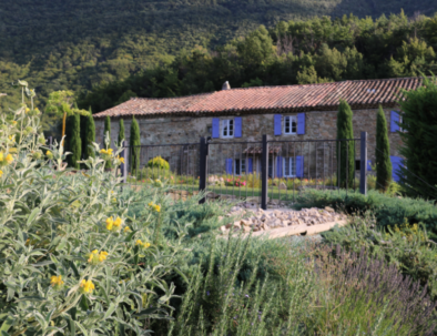 Vue arrière de la bâtisse des chambres d'hôtes du St Maurice à Truinas