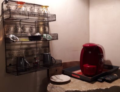 Plateau de courtoisie pour vous accueillir dans la chambre d'hôtes avec nougats, café, thé, tisane et cafetière à dosettes