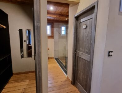Aux chambres d'hôtes du St Maurice, dans la chambre Rimandoule, un vaste dressing vous apportera plus de confort lors de vos séjours prolongés. Un dégagement permet d'accéder à la salle de bain et aux WC séparés.