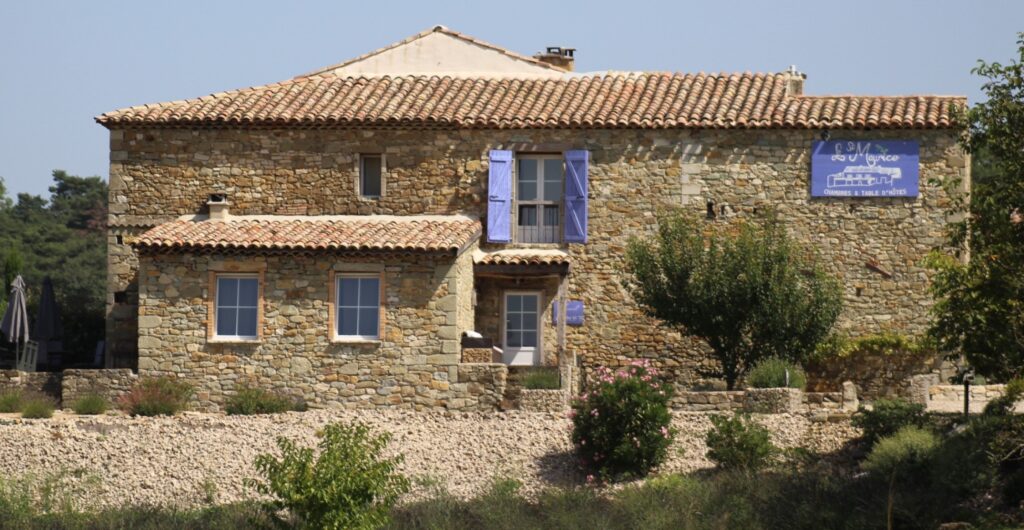 Façade d'accès aux chambres et à la table d'hôtes