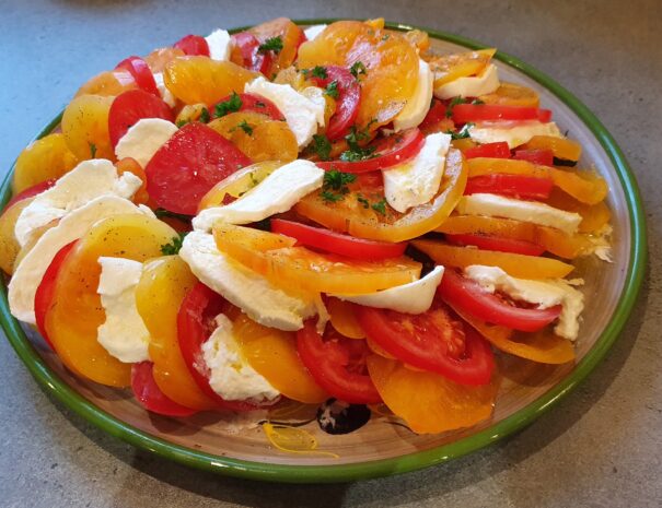 Salade colorée de tomates anciennes avec mozzarelle