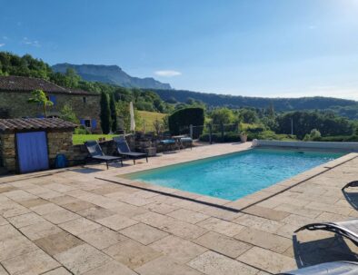 Aux chambres d'hôtes avec piscine du St Maurice, des fauteuils, transats et hamacs pour un moment de détente autour de la piscine.