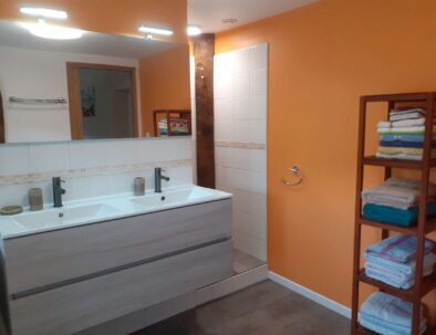 Salle d'eau avec double vasque et douche à l'italienne