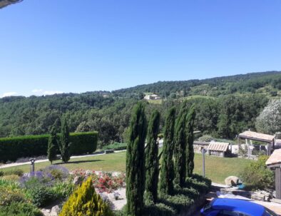 Vue sur la piscine depuis la terrasse de 58m²