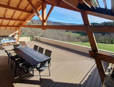 Terrasse semi couverte de 58 m2 avec table, chaises et canapé palettes