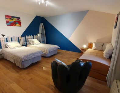 Chambre avec vue sur la piscine avec 3 lits simples