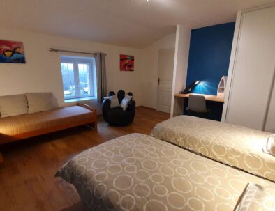 Chambre avec vue sur la piscine avec 3 lits simples