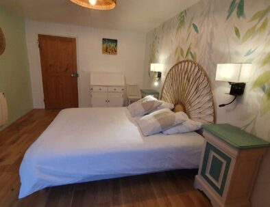Chambre double orientée au sud avec sa tête de lit en rotin